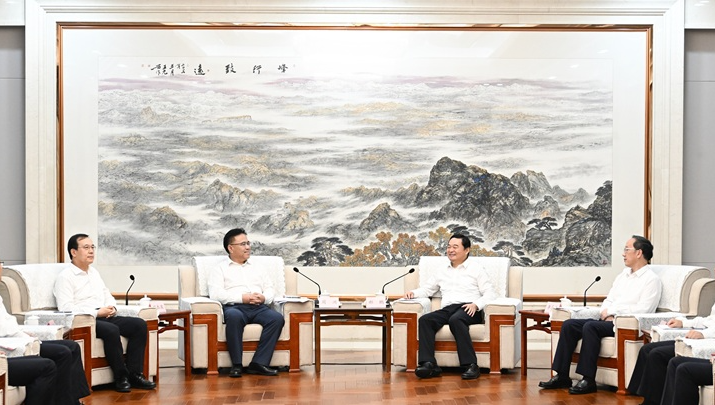 領(lǐng)導(dǎo)班子成員在沈陽拜會(huì)遼寧省委書記、省人大常委會(huì)主任郝鵬，省委副書記、省長李樂成